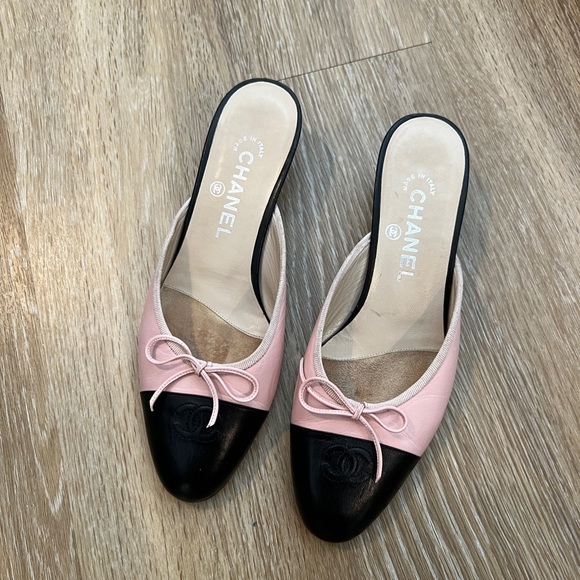 CHANEL Shoes - Chanel VINTAGE"CC" Pink & Black Toe Cap Bow Kitten Mule Heels (US 8 / IT 38)